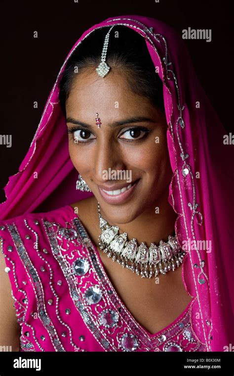 A woman dressed in traditional Indian clothing Stock Photo - Alamy