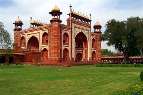 taj-mahal-entrance-gate-2809693_1920 – Traveling Thru History