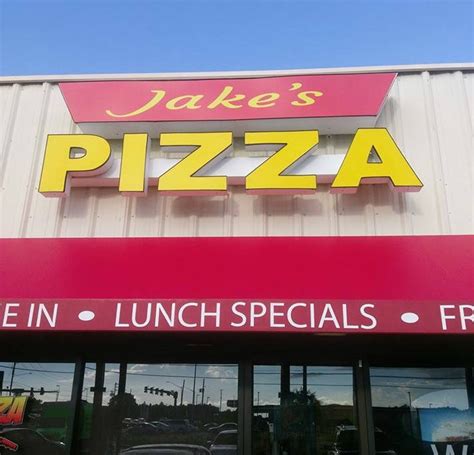 Jake's Pizza Brings a Taste of St. Louis to Florida — Provel Definitely Included