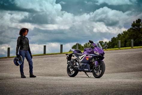 Yamaha reveals new colours for 2023 YZF-R3 and YZF-R7 | Visordown