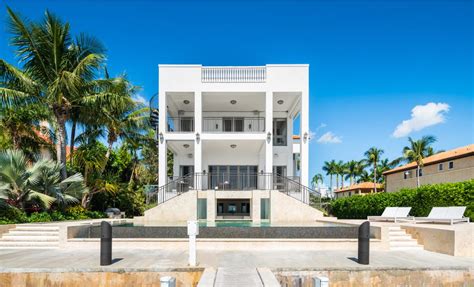 LeBron James' former Miami mansion with space for 2 yachts sells - Los Angeles Times