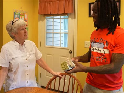 Kai Cenat reunites with Aunt Cathy, surprises her with a $20,000 gift