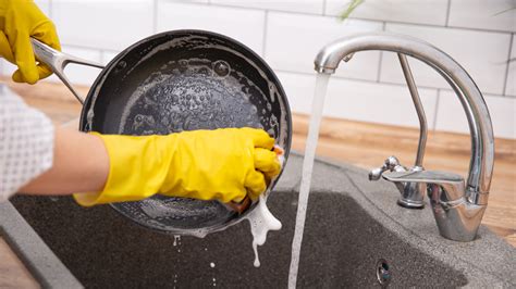 8 Easiest Ways To Clean Ceramic Pans