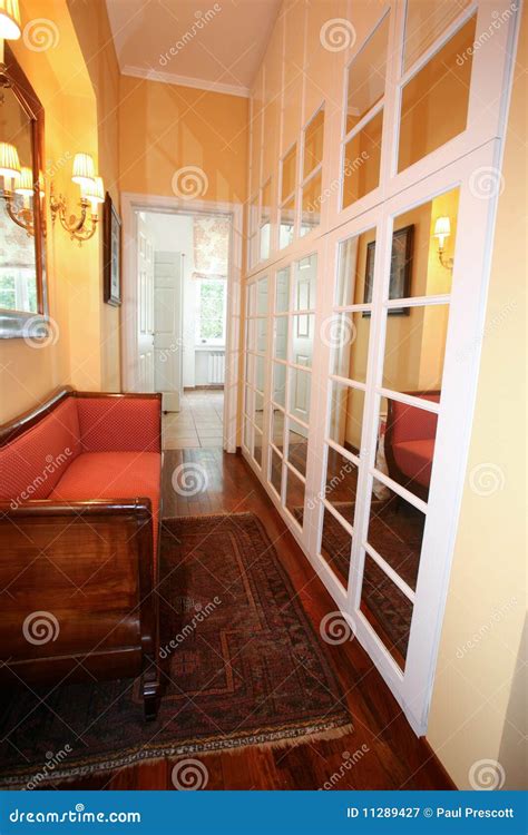 Couloir de miroir image stock. Image du intérieur, siège - 11289427