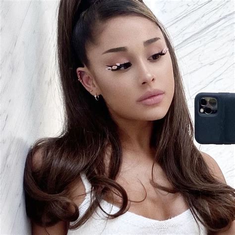 13 Stunning Ariana Grande Makeup Looks from Over the Years