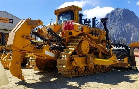 Komatsu D475A VS Caterpillar D11: The bigger dozer in town