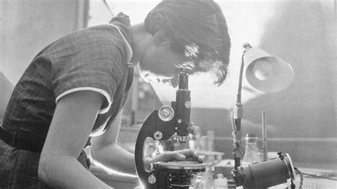 Rosalind Franklin : X-ray crystallographer and Chemist