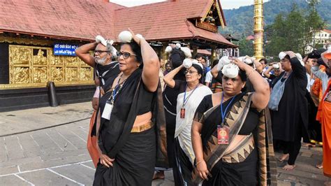 560 women register online for entry to Sabarimala temple | Latest News ...