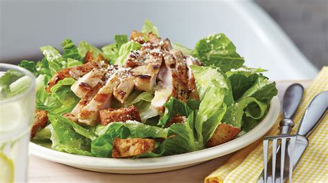 Salade César tiède au poulet | Recettes IGA