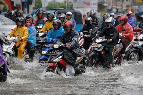 Indonesia: Torrential rain causes major flooding in Jakarta [Photos]