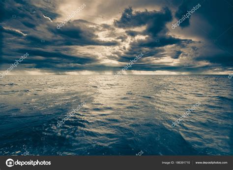 Seascape sea horizon and sky. — Stock Photo © Voyagerix #186391710