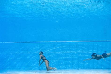 Photographer captures dramatic underwater rescue of unconscious swimmer Anita Alvarez