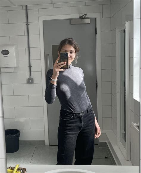 braless at the office, hope no one will notice 🙈 : r/braless