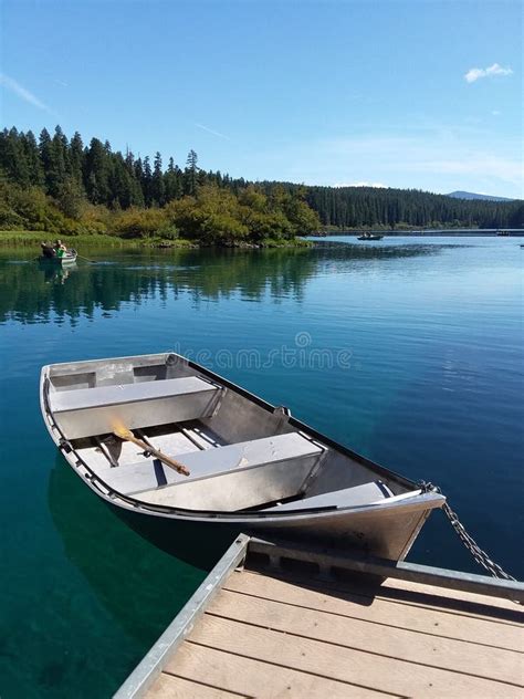 Boat on Clear Lake in Oregon Editorial Stock Image - Image of travel ...