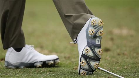 How To Decide: Spiked vs. Spikeless Golf Shoes – Dennis Golf Courses | Dennis Pines, Dennis ...