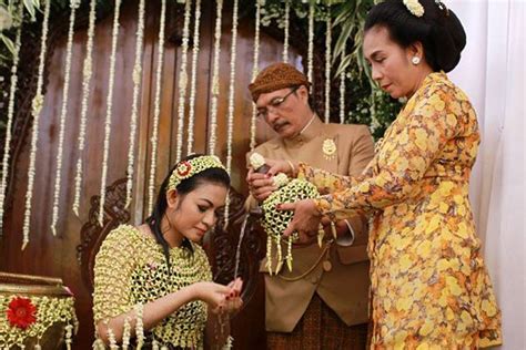 Be Enamored with the Traditional Wedding of Gibran Rakabuming Raka and Selvi Ananda - Bridestory ...