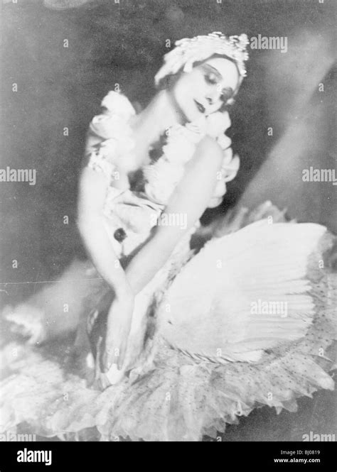 Anna Pavlova in 'Dying Swan' (Le Cygne), c1905 Stock Photo: 28280485 ...