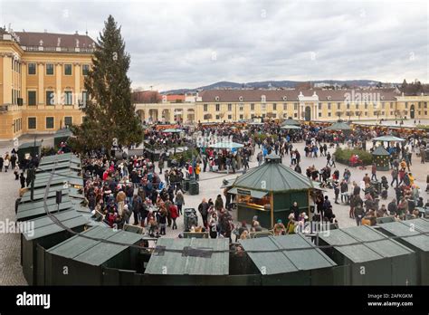 Schonbrunn palace christmas market hi-res stock photography and images ...