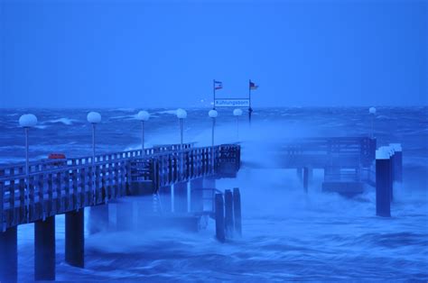 Kuehlungsborn pier during stormy Baltic Sea / Kühlungsborner Seebrücke ...