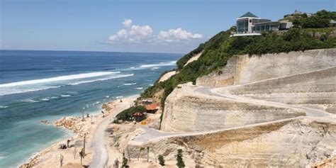 11 Spot Foto Pantai Melasti di BALI (HTM, Rute, Jam Buka)