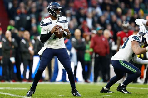 WATCH: Geno Smith Throws Clutch TD on 4th Down to Keep Seattle in the Game - Sports Illustrated ...