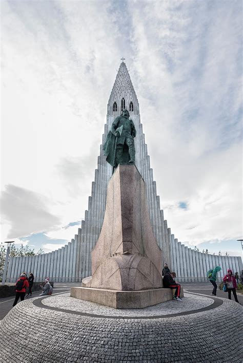 Statue of explorer Leif Erikson and Hallgrimskirkja in Reykjavik Photograph by RicardMN ...