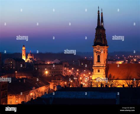 Panorama der hohen Winkel von zwei orthodoxen Kirchen in Pancevo ...