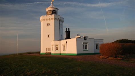 White Cliffs of Dover lighthouse restoration begins - BBC News