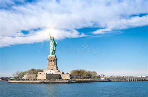 Freiheitsstatue - New York City Vom Fluss Der Hudson Stockfoto - Bild ...