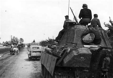 Panther 3 SS Panzer Division Totenkopf with schurzen | World War Photos