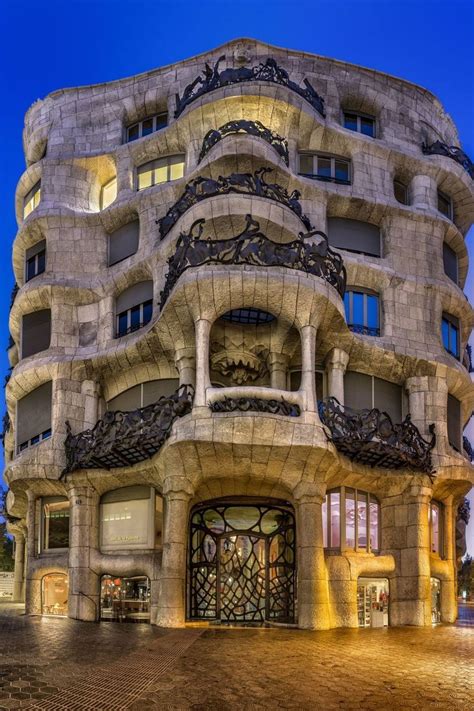 Pin by Andrea Rosmanich on Lugares | Gaudi architecture, Barcelona ...