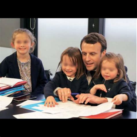 Emmanuel Macron et les 3 petites-filles de Brigitte Macron. # ...