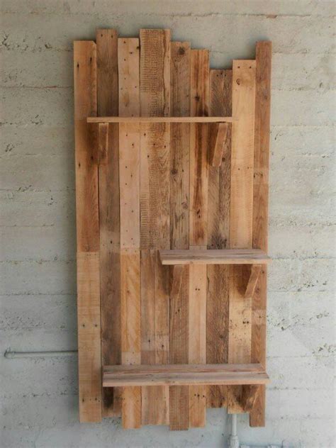 Farmstyle Pallet Wall & Wooden Clamp Shelves Using Pallet Wood • 1001 Pallets | Decoración de ...