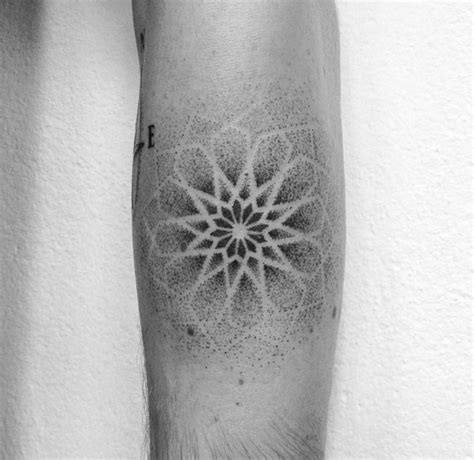 Pin by Daniel Nicolaevsky Maria on | tat | | Dot tattoos, Snow flake tattoo, Geometric tattoo