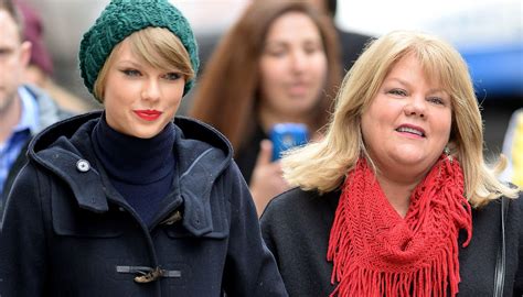 17 Sweet Pictures Of Taylor Swift & Her Mother Andrea Finlay | Global Grind