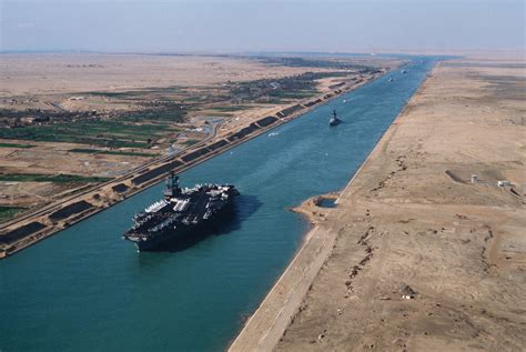 File:USS America (CV-66) in the Suez canal 1981.jpg - Wikipedia