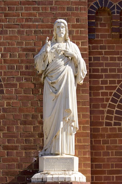 File:Statue of Jesus at St Joseph's Roman Catholic church in Junee.jpg - Wikimedia Commons