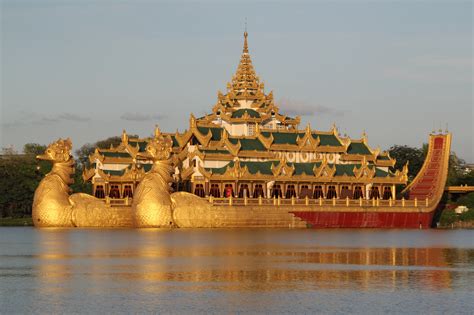 Karaweik Palace, Kandawgyi Lake, Yangon, Myanmar [2048 × 1365] : r ...