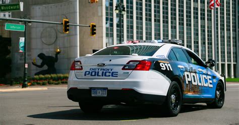 Veteran Detroit police officer dies while on duty