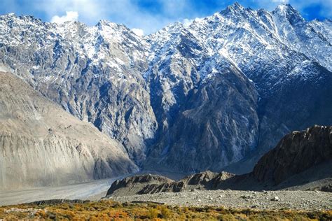 montañas nevadas en el rango de karakoram en Pakistán 1227996 Foto de stock en Vecteezy