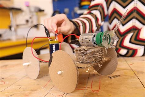 How to make a propeller buggy with a motor, a bottle and some straws ...