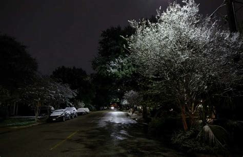 Houston wakes up to a beautiful snowfall, icy roads