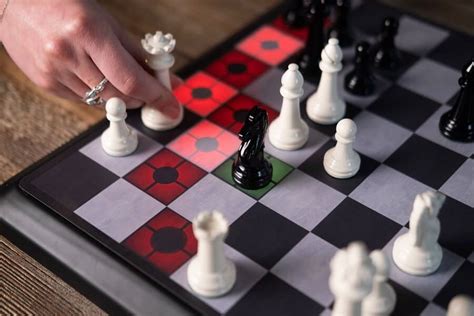 ChessUp - This Smart Chess Board Teaches You Strategies