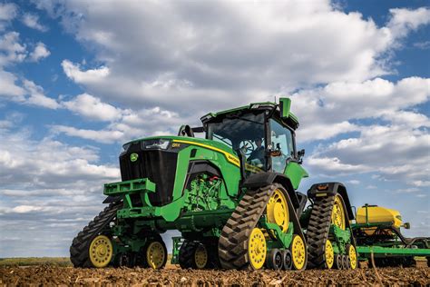 John Deere debuts 8 Family tractor lineup for 2020 - Spudman