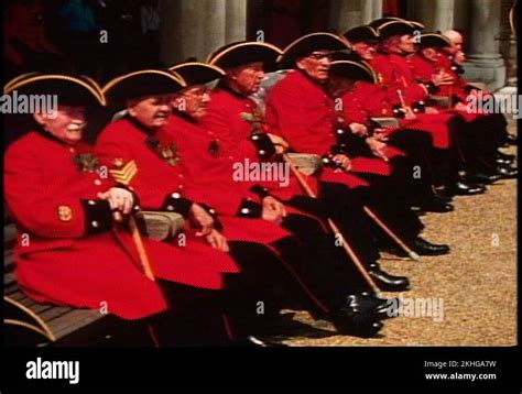 LONDON, ENGLAND, 1976, Royal Chelsea pensioners, old men in red ...