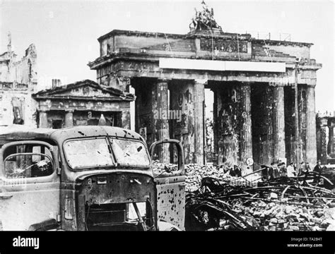 Brandenburg gate 1945 hi-res stock photography and images - Alamy