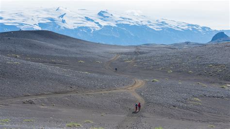 A Chance to Bond on a Perilous Hiking Trail in Iceland - The New York Times