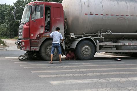 Woman hit by truck in China begs driver not to run over her - mitsueki ♥ | Singapore Lifestyle ...