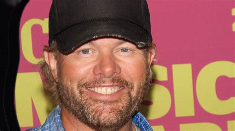 Toby Keith reveals stomach cancer diagnosis, chemotherapy treatments