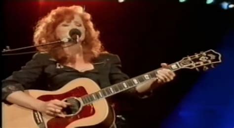 Bonnie Raitt Lays Down an Acoustic Blues — Video Finds | Guitar World